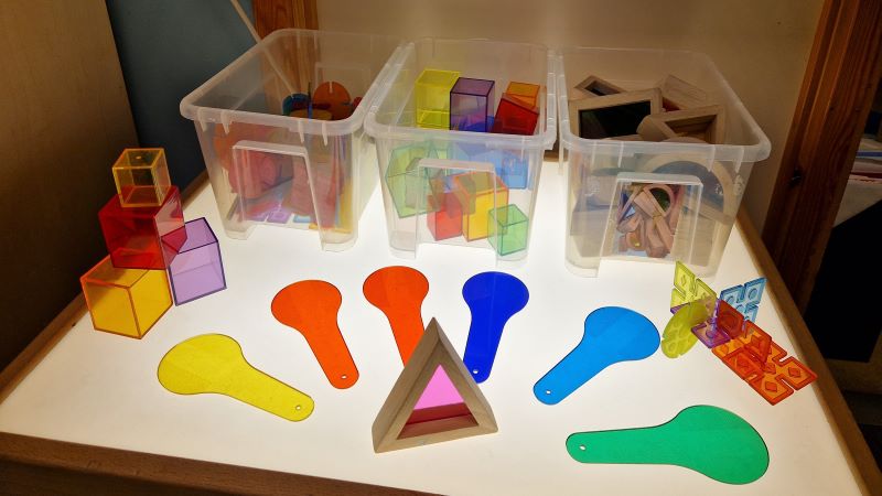 Ljusbord med material i olika färger